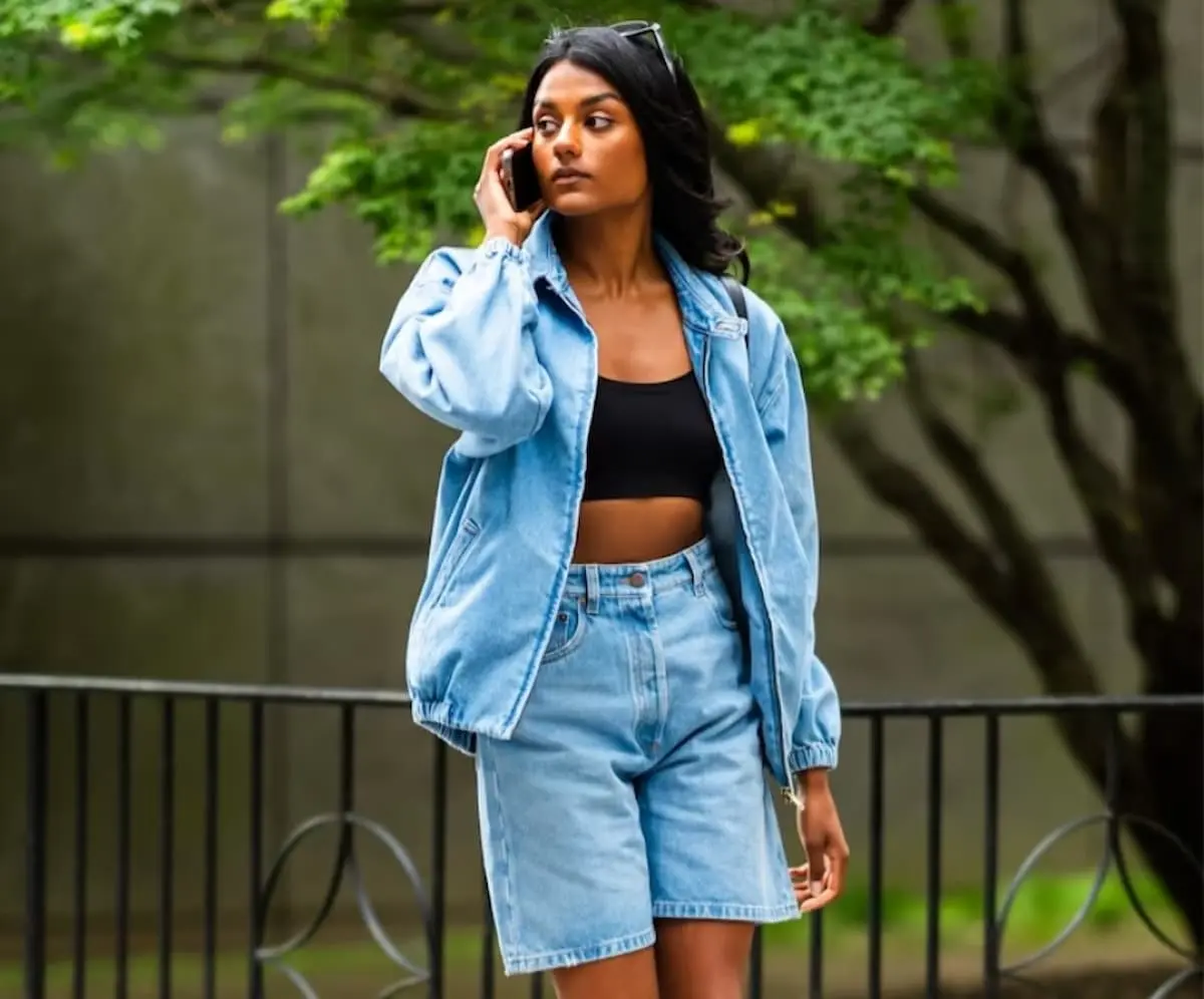 Simone Ashley é uma atriz britânica mais conhecida por seu papel como Kate Sharma na popular série da Netflix Bridgerton.
