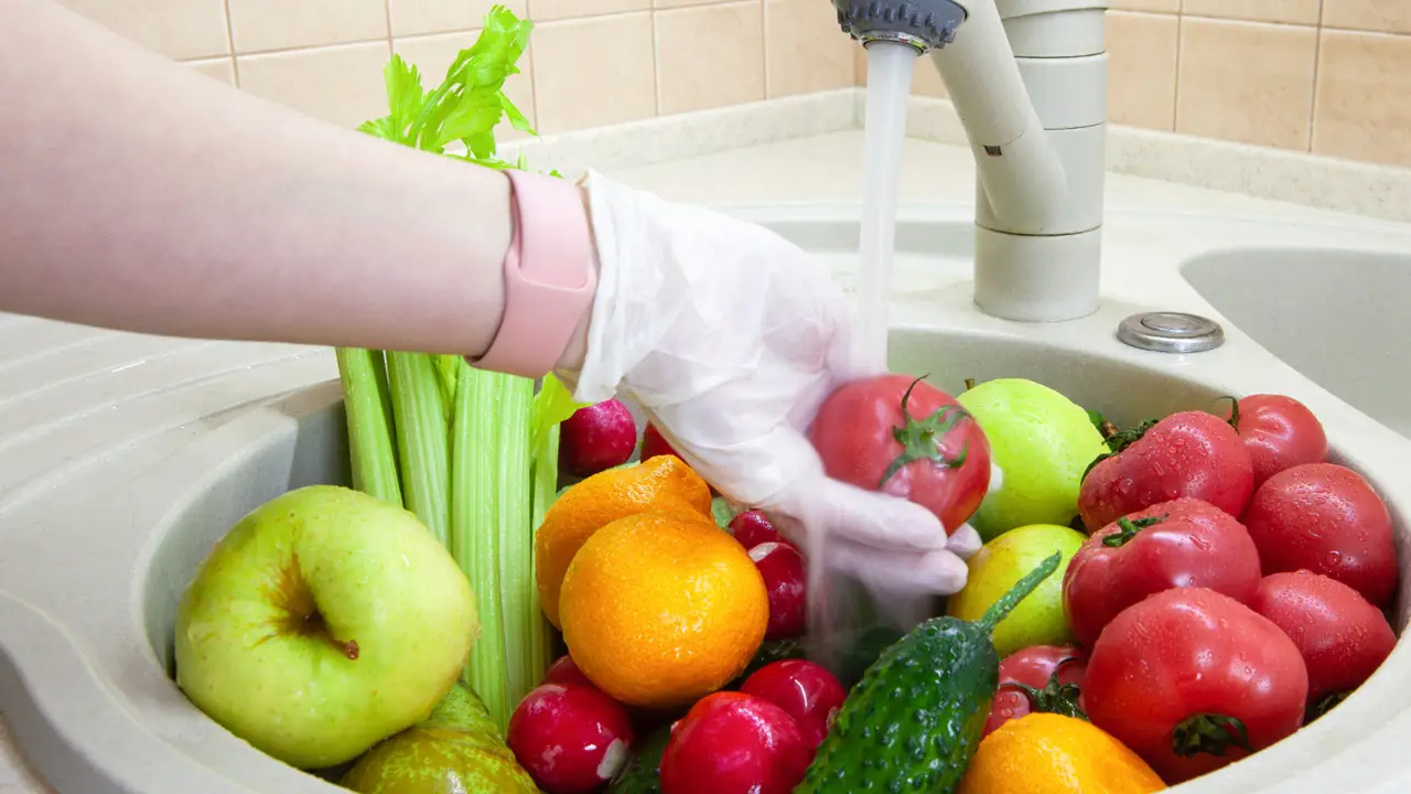 Qual é o jeito certo de lavar frutas e vegetais?